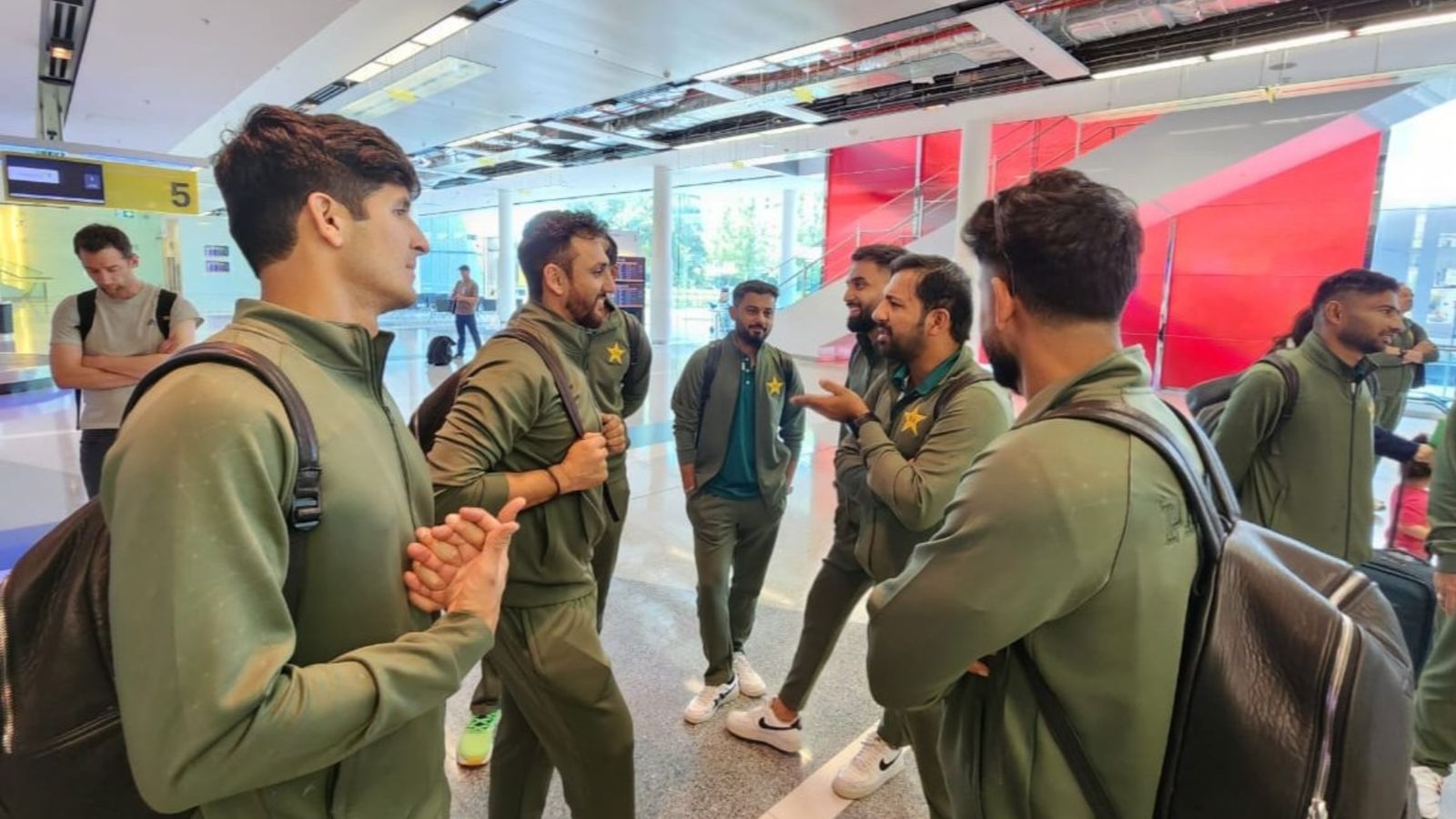 AUS vs PAK: पाकिस्तानी खिलाड़ी ऑस्ट्रेलियाई एयरपोर्ट पर खुद से ट्रक में सामान रखते आए नज़र! देखिए Video AUS vs PAK: पाकिस्तानी खिलाड़ी ऑस्ट्रेलियाई एयरपोर्ट पर खुद से ट्रक में सामान रखते आए नज़र! देखिए Video