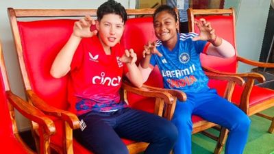 मुंबई इंडियंस की खिलाड़ी का तहलका, 233 की स्ट्राइक रेट से रन ठोक इंग्लैंड को दिलाई 4 विकेट से जीत, भारत के हाथ से फिसला मैच इसी वॉन्ग (बाएं) और जिंतीमणि कलिता डब्ल्यूपीएल में मुंबई इंडियंस के लिए खेलती हैं.