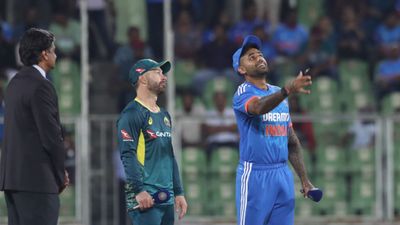 IND vs AUS : भारत की पहले बल्लेबाजी, ऑस्ट्रेलिया ने 5 तो टीम इंडिया ने बदले 4 खिलाड़ी, जानें Playing 'XI' मैथ्यू वेड और सूर्यकुमार यादव