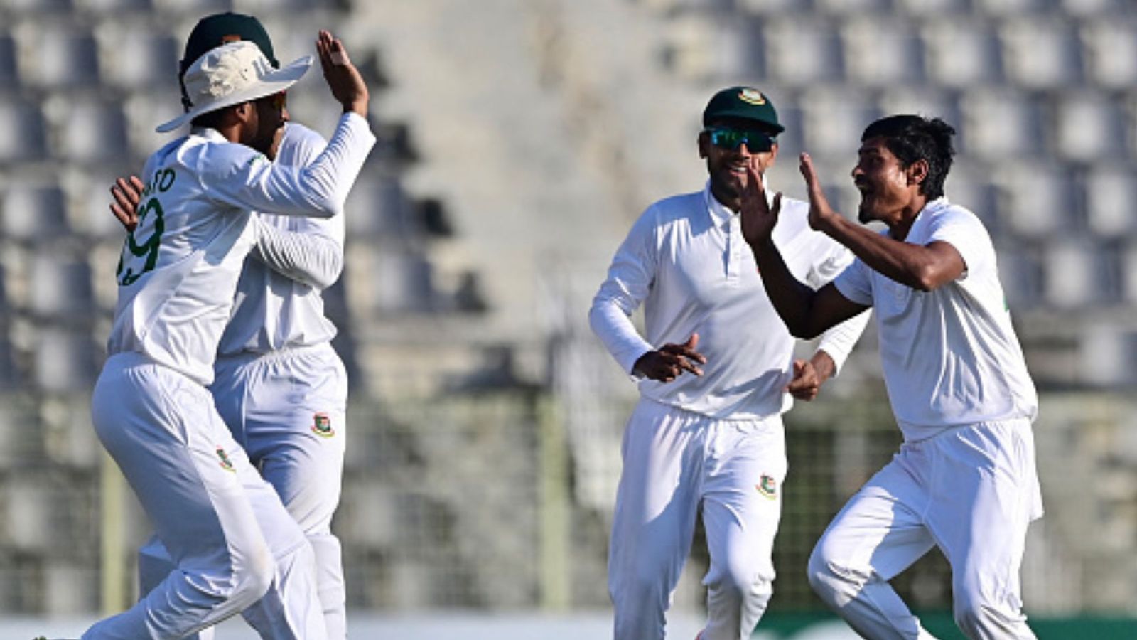 BAN vs NZ : ताईजुल के कहर से न्यूजीलैंड पर मंडराया हार का साया, पहले टेस्ट में जीत से सिर्फ तीन विकेट दूर बांग्लादेश BAN vs NZ : ताईजुल के कहर से न्यूजीलैंड पर मंडराया हार का साया, पहले टेस्ट में जीत से सिर्फ तीन विकेट दूर बांग्लादेश