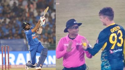 IND vs AUS: जितेश शर्मा ने लगाया ऐसा करारा शॉट, अंपायर को जाकर लगी गेंद, सबकी सांसें अटकीं जितेश शर्मा ने ऑस्ट्रेलिया के खिलाफ चौथे टी20 में एक शॉट खेला जो अंपायर को लगा.