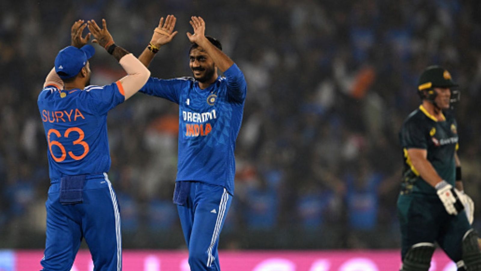 IND vs AUS : अक्षर पटेल की घातक फिरकी के आगे ऑस्ट्रेलिया ने टेके घुटने, टीम इंडिया ने टी20 सीरीज पर जमाया कब्ज़ा IND vs AUS : अक्षर पटेल की घातक फिरकी के आगे ऑस्ट्रेलिया ने टेके घुटने, टीम इंडिया ने टी20 सीरीज पर जमाया कब्ज़ा