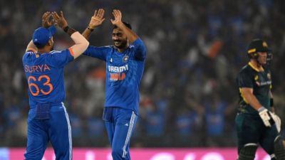 IND vs AUS : अक्षर पटेल की घातक फिरकी के आगे ऑस्ट्रेलिया ने टेके घुटने, टीम इंडिया ने टी20 सीरीज पर जमाया कब्ज़ा अक्षर पटेल