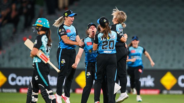WBBL: मैक्ग्रा की टीम का कमाल, आखिरी ओवर में 13 रन बचाकर लगातार दूसरी बार जीता खिताब, दिल्ली कैपिटल्स की खिलाड़ी का टूटा सपना एडिलेड स्ट्राइकर्स ने लगातार दूसरी बार वीमेंस बिग बैश लीग जीती.