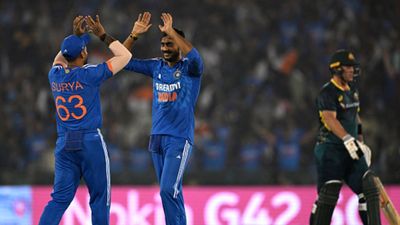 IND vs AUS: आखिरी टी20 मुकाबले में टीम इंडिया फिर उतर सकती है नए एक्सपेरिमेंट के साथ, प्लेइंग 11 में इन खिलाड़ियों को मिल सकता है मौका टीम इंडिया कर चुकी है सीरीज पर कब्जा