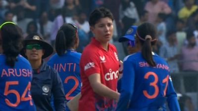 टीम इंडिया फिर करीबी मुकाबले में फिसली, मुंबई इंडियंस की खिलाड़ी ने लगातार दूसरे मैच में हारी हुई बाजी पलट इंग्लैंड को बनाया चैंपियन इसी वॉन्ग इंग्लैंड की उभरती हुई पेस बॉलिंग ऑलराउंडर हैं. उन्होंने भारत के खिलाफ कमाल का खेल