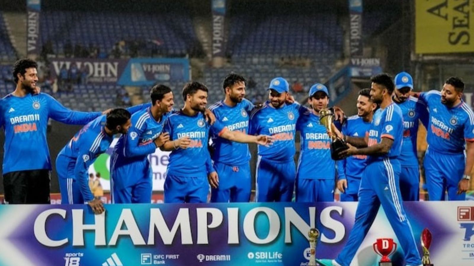 ट्रॉफी जीतने के बाद सूर्यकुमार यादव ने दिखाई दरियादिली, युवा खिलाड़ियों के साथ किया ऐसा, जारी रखी पुरानी प्रथा ट्रॉफी जीतने के बाद सूर्यकुमार यादव ने दिखाई दरियादिली, युवा खिलाड़ियों के साथ किया ऐसा, जारी रखी पुरानी प्रथा