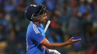 मैच में ऐसा न कर पाने से श्रेयस अय्यर हैं उदास, मिल चुकी है चेतावनी, युवा ड्रेसिंग रूम को लेकर कही अहम बात आखिरी टी20 में श्रेयस अय्यर के बल्ले से निकले रन