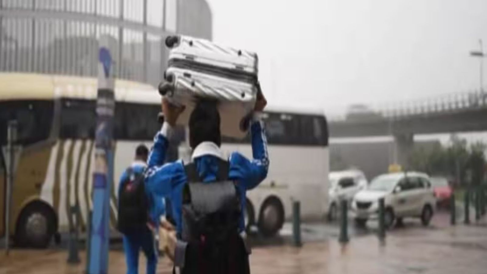 IND vs SA : साउथ अफ्रीका पहुंची टीम इंडिया, लगेज ट्रॉली सिर में रखकर भागे भारतीय खिलाड़ी, BCCI ने शेयर किया Video IND vs SA : साउथ अफ्रीका पहुंची टीम इंडिया, लगेज ट्रॉली सिर में रखकर भागे भारतीय खिलाड़ी, BCCI ने शेयर किया Video