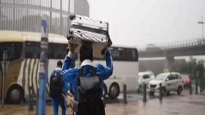 IND vs SA : साउथ अफ्रीका पहुंची टीम इंडिया, लगेज ट्रॉली सिर में रखकर भागे भारतीय खिलाड़ी, BCCI ने शेयर किया Video ट्रॉली सिर में रखकर भागता भारतीय खिलाड़ी