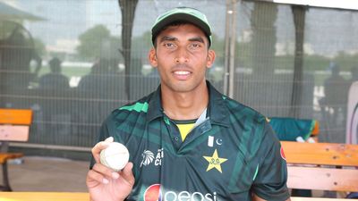 पाकिस्तान के पौने 7 फीट के खिलाड़ी से थर-थर कांपे बल्लेबाज, 17 साल के गेंदबाज ने सिर्फ 19 रन देकर किए 6 शिकार मोहम्मद जीशान ने लिए 6 विकेट