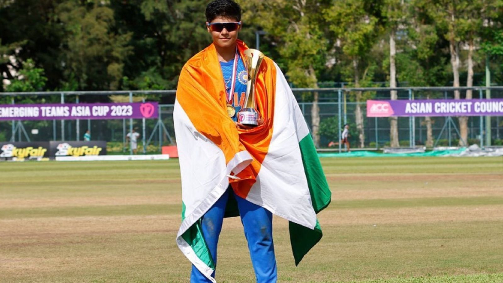 WPL Auction:वनडे मैच में सभी 10 विकेट लेने वाली गेंदबाज पर पैसों की बारिश,  पहले मिली कप्तानी, फिर लगी 2 करोड़ की लॉटरी  WPL Auction:वनडे मैच में सभी 10 विकेट लेने वाली गेंदबाज पर पैसों की बारिश,  पहले मिली कप्तानी, फिर लगी 2 करोड़ की लॉटरी