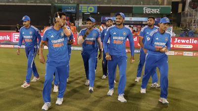 IND vs SA: भारत का यह खिलाड़ी अभी नहीं पहुंचा साउथ अफ्रीका, पहले T20I से बाहर, जानिए क्यों हुआ ऐसा दीपक चाहर (बाएं आगे) ने ऑस्ट्रेलिया के खिलाफ टी20 सीरीज से टीम इंडिया में वापसी की थी.