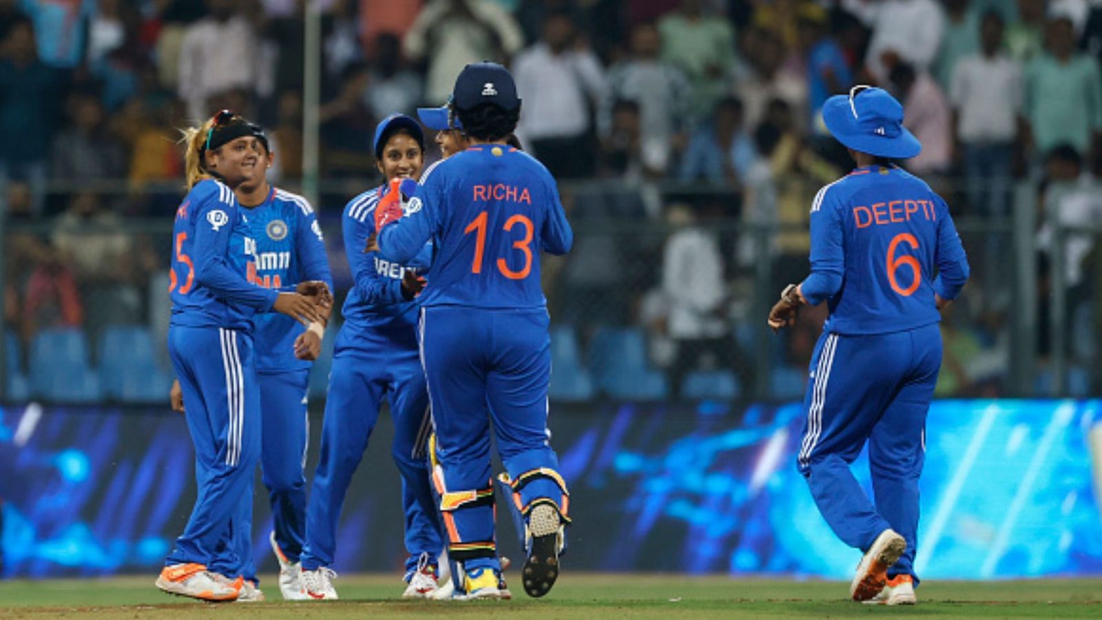 INDW vs ENGW : साइका और श्रेयांका की घातक गेंदबाजी से जीती महिला टीम इंडिया, तीसरे T20I में इंग्लैंड को 6 विकेट से रौंदा  INDW vs ENGW : साइका और श्रेयांका की घातक गेंदबाजी से जीती महिला टीम इंडिया, तीसरे T20I में इंग्लैंड को 6 विकेट से रौंदा