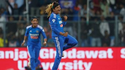 Saika Ishaque: पैसे न होने के चलते छोड़ी पढ़ाई, बेटी को क्रिकेटर बनाना चाहते थे पिता, जानें WPL के बाद टीम इंडिया के लिए धमाल मचाने वाली कौन हैं सायका इशाक सायका इशाक ने हर मुश्किलों को पार कर सफलता हासिल की है