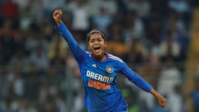 IND vs ENG: विराट कोहली की सुपर फैन की कैसे हुई टीम इंडिया में एंट्री? कैरेबियन लीग में भी रचा था इतिहास   श्रेयंका पाटिल ने तीन विकेट लिए