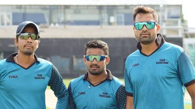RCB में खेले दो सितारों ने केरल को किया तबाह, एक ने 12 चौके-छक्के से ठोका शतक, दूसरा बना विकेटवीर, राजस्थान 16 साल बाद सेमीफाइनल में महिपाल लोमरोड (बीच में) और अनिकेत चौधरी (दाएं) आईपीएल में आरसीबी के लिए खेल चुके हैं.