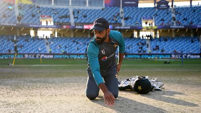 AUS vs PAK: पाकिस्तान के कोच का खौला खून, बीच मैदान खड़े होकर ऑस्ट्रेलिया को जमकर सुनाया, Video मोहम्मद हफीज ने क्रिकेट ऑस्ट्रेलिया को पिच को लेकर जमकर सुनाया