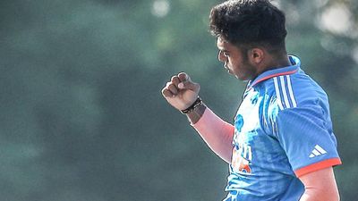 U-19 Asia Cup : टीम इंडिया के गेंदबाज का हाहाकार, सिर्फ 11 रन के भीतर ले डाले 7 विकेट, विरोधी टीम 52 पर ढेर राज लिम्बनी ने लिए कुल 7 विकेट