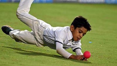 सहवाग के बेटे का कमाल तो द्रविड़ के बेटे ने अपनी टीम को मुश्किल में डाला, 32 गेंदों में बनाए महज 11 रन दिल्ली के खिलाफ फ्लॉप रहे अन्वय