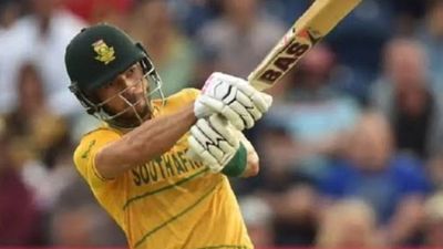 IND vs SA: साउथ अफ्रीकी बल्लेबाज का बेरहम शॉट, अर्शदीप सिंह को लगाया ऐसा सिक्स कि मैदान से बाहर जाकर गिरी गेंद रीजा हेंड्रिक्स ने साउथ अफ्रीका को जबरदस्त शुरुआत दी.