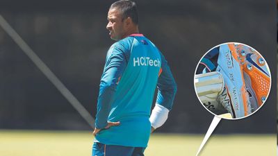 AUS vs PAK: पाकिस्तान के खिलाफ मुकाबले से पहले उस्मान ख्वाजा पर लग सकता है बैन, जूते से जुड़ा है पूरा मामला विवादित जूते पहनने के लिए उस्मान ख्वाजा पर लग सकता है बैन