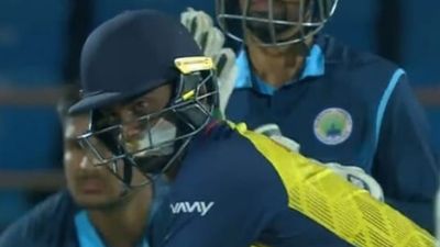 विजय हजारे ट्रॉफी में खिलाड़ी का मुंह फटा, टेप बांध उतरा मैदान पर, टीम के लिए बना डाले सबसे ज्यादा रन चोट के बावजूद बल्लेबाजी के लिए पहुंचे बाबा