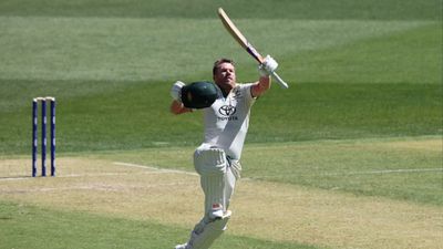 AUS vs PAK: डेविड वॉर्नर ने ठोका 26वां टेस्ट शतक तो मिचेल जॉनसन के मीम होने लगे वायरल, क्यों मनाया अलग तरह का जश्न, खुद किया खुलासा वॉर्नर ने शतक ठोक स्पेशल अंदाज में मनाया जश्न