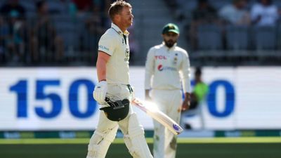 AUS vs PAK : डेविड वॉर्नर ने 164 रन की पारी से पाकिस्तान को खदेड़ा, पहले दिन ऑस्ट्रेलिया ने 346 रनों से कसा शिकंजा डेविड वॉर्नर