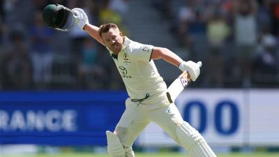 डेविड वॉर्नर ने पाकिस्तानी बॉलिंग का बनाया खिलौना, घर पर 6 पारियों में ठोका 5वां शतक, 144 की औसत से की रनवर्षा डेविड वॉर्नर पाकिस्तान के खिलाफ टेस्ट सीरीज के बाद इस फॉर्मेट को अलविदा कह देंगे.