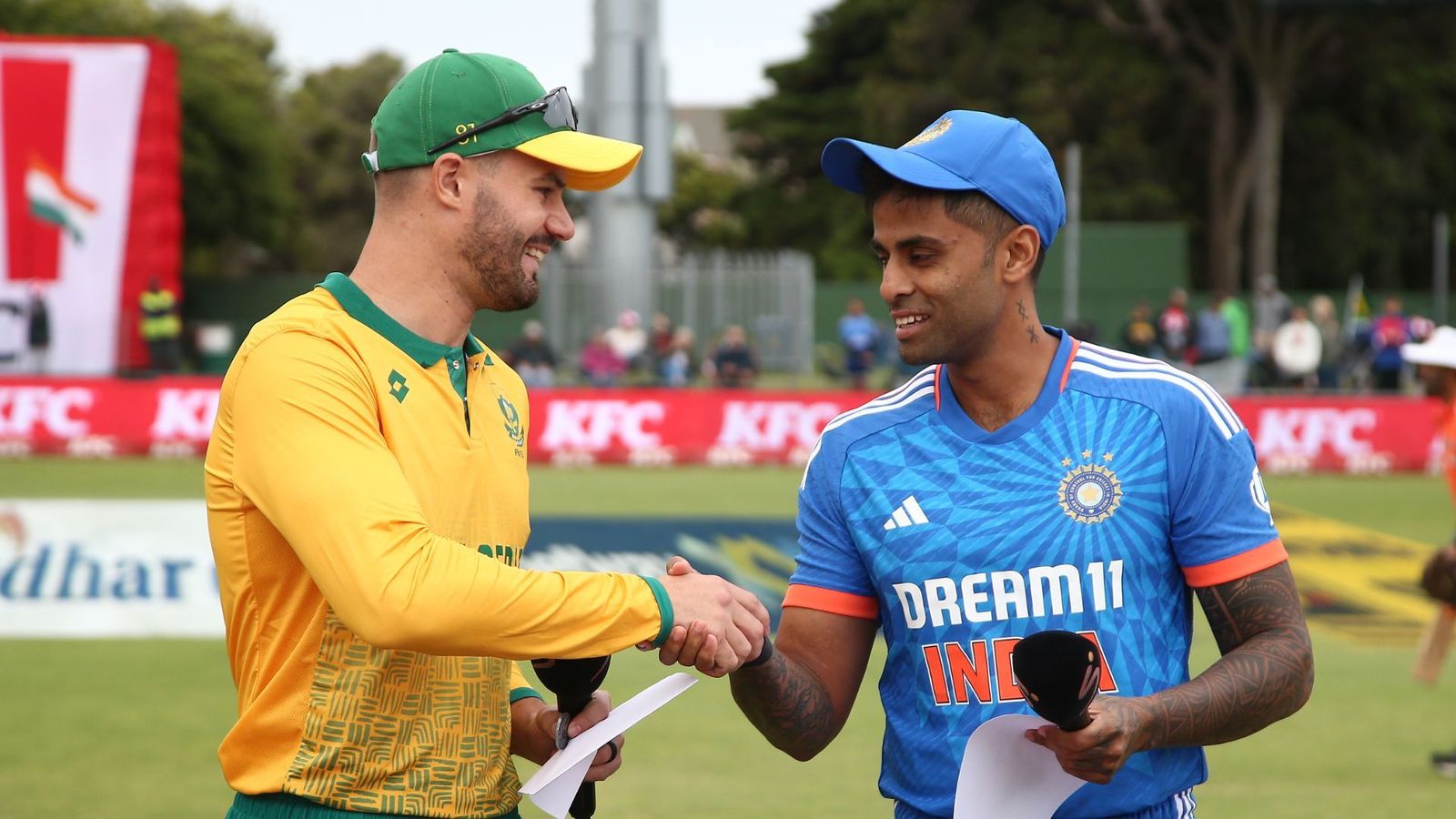 IND vs SA : भारत की पहले बैटिंग, साउथ अफ्रीका ने किए 3 बड़े बदलाव, जानें दोनों टीमों की Playing 'XI' IND vs SA : भारत की पहले बैटिंग, साउथ अफ्रीका ने किए 3 बड़े बदलाव, जानें दोनों टीमों की Playing 'XI'