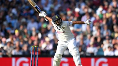 IND A vs SA A: 22 साल के बल्लेबाज के शतक के बाद शार्दुल ठाकुर ने बैटिंग से उड़ाया गर्दा, डुप्लेसी ने ड्रा कराया मैच शार्दुल ठाकुर ने साउथ अफ्रीका टेस्ट से पहले बैटिंग के जरिए दावा पेश किया.