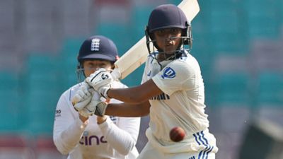 IND W vs ENG W: 5 दिन पहले आरसीबी ने खरीदा, अब डेब्यू में ही ठोकी रिकॉर्ड फिफ्टी, 'दादा' बल्लेबाज से कांपी इंग्लिश टीम शुभा सतीश ने इंग्लैंड के खिलाफ डेब्यू टेस्ट में अर्धशतक लगाया.