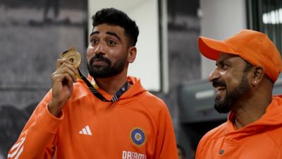 IND vs SA: भारतीय ड्रेसिंग रूम में नए अवतार में फील्डिंग मेडल सेरेमनी की वापसी, सिराज ने इन 2 प्लेयर्स को पीछे छोड़कर मारी बाजी, Video  मोहम्मद सिराज बने इम्पैक्ट फील्डर