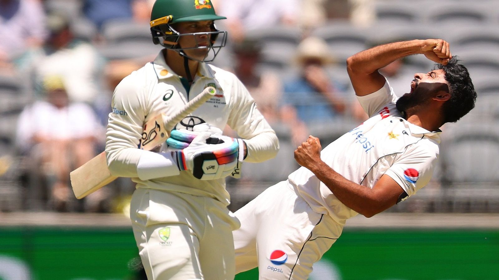 PAK vs AUS: पाकिस्तान के आमिर जमाल का डेब्यू टेस्ट में 'छक्का', ऑस्ट्रेलिया के खिलाफ रचा इतिहास PAK vs AUS: पाकिस्तान के आमिर जमाल का डेब्यू टेस्ट में 'छक्का', ऑस्ट्रेलिया के खिलाफ रचा इतिहास