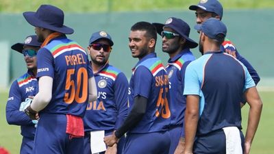 बड़ी खबर: भारत के सात खिलाड़ियों के बॉलिंग एक्शन पर उठे सवाल, बीसीसीआई ने जारी किए नाम, दो पर लगा बैन चेतन साकरिया (बीच में) ने भारत के लिए तीन इंटरनेशनल मैच खेले हैं.