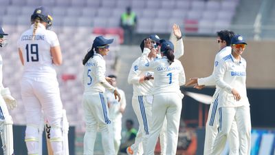 IND W vs ENG W: भारत ने इंग्लैंड को ढाई दिन के अंदर 347 रन से धूल चटाई, 9 साल बाद जीता टेस्ट, बनाया सबसे बड़ी जीत का रिकॉर्ड भारतीय महिला क्रिकेट टीम ने इंग्लैंड को बड़े अंतर से मात दी.