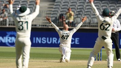 AUS vs PAK: नाथन लायन ने रचा इतिहास, टेस्ट में पूरे किए 500 विकेट, वॉर्न और मैक्ग्रा के बाद ऐसा करने वाले बने तीसरे ऑस्ट्रेलियाई गेंदबाज 500 विकेटों पर लायन का नाम