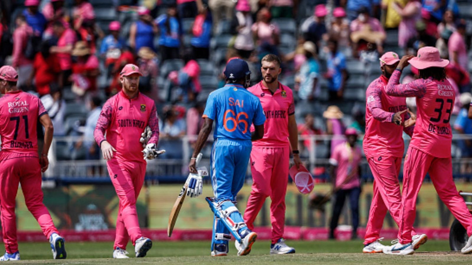 IND vs SA : ODI डेब्यू पर फिफ्टी जड़ने के साथ साई सुदर्शन का धमाका, केएल राहुल के ख़ास क्लब में बनाई जगह IND vs SA : ODI डेब्यू पर फिफ्टी जड़ने के साथ साई सुदर्शन का धमाका, केएल राहुल के ख़ास क्लब में बनाई जगह