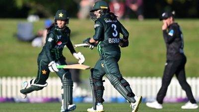 NZ W vs PAK W: 500 से ज्यादा रन वाला मैच हुआ टाई तो पाकिस्तानी गेंदबाज ने सुपर ओवर में पलटा खेल, रोमांचक मुकाबले में इंग्लैंड की हार आलिया रियाज और बिस्माह मारूफ