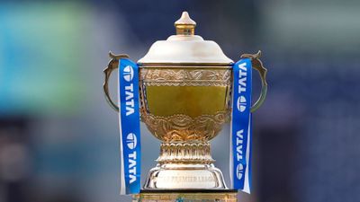 बड़ी खबर : IPL 2024 का कबसे होगा आगाज, अब सामने आई तारीख, जानें कब तक खेला जाएगा ये टूर्नामेंट आईपीएल ट्रॉफी