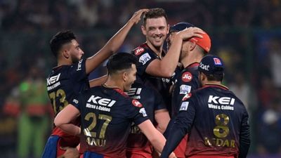 IPL 2024 Auction में अनसोल्ड जा सकता है ये वर्ल्ड चैंपियन गेंदबाज, सामने आई ये बड़ी वजह आरसीबी टीम के साथ जोश हेजलवुड