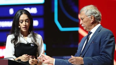 IPL 2024 Auction में भारी गड़बड़, बोली में भूल से रॉयल चैलेंजर्स बैंगलोर का हुआ नुकसान, जानिए कैसे आईपीएल 2024 ऑक्शन की जिम्मेदारी मल्लिका सागर ने संभाली.