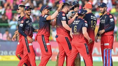 RCB IPL 2024 Full Squad: रॉयल चैलेंजर्स बैंगलोर ने गेंदबाजों के लिए की धनवर्षा, अब ऐसी दिखती है स्क्वॉड रॉयल चैलेंजर्स बैंगलोर अभी तक आईपीएल खिताब नहीं जीत पाई है.
