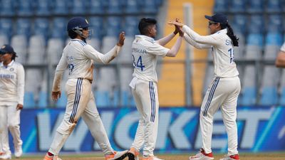 IND vs AUS: ऑस्ट्रेलियाई बल्लेबाजों पर चला पूजा वस्त्राकर और स्नेह राणा का जादू, 219 पर निपटाया बेथ मूनी के विकेट का जश्न मनाती पूजा वस्त्राकर