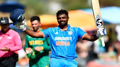 IND vs SA: विराट कोहली के बैटिंग ऑर्डर पर संजू सैमसन को मौका ना मिलने पर आया केएल राहुल का बयान, बोले- दुर्भाग्य से...  संजू सैमसन ने अपने वनडे करियर का पहला शतक लगाया.