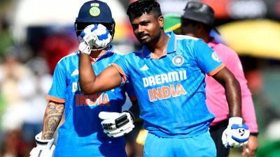 IND vs SA: संजू सैमसन ने मेडन शतक लगाकर खुद को याद दिलाया अपना नाम,  जानिए उनके बाइसेप्स सेलिब्रेशन के पीछे की दिलचस्प कहानी संजू सैमसन ने शतक लगाने के बाद दिखाए बाइसेप्स