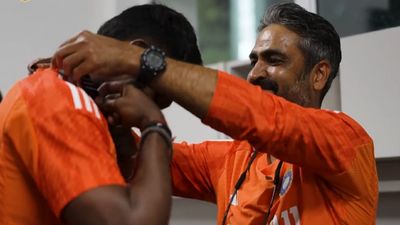IND vs SA: केएल राहुल ने दिखाई दरियादिली, खुद की जगह एक कैच लेने वाले खिलाड़ी को दिलाया बेस्ट फील्डर का मेडल, Video साई सुदर्शन को मिला बेस्ट फील्डर का मेडल