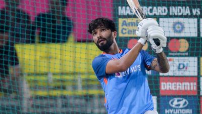 टीम इंडिया के लिए डेब्यू करते ही रजत पाटीदार की IPL में मौज, RCB से अब मिलेगी दुगुनी से ज्यादा बढ़ी फीस, जानिए कैसे रजत पाटीदार ने साउथ अफ्रीका के खिलाफ वनडे से इंटरनेशनल डेब्यू किया.