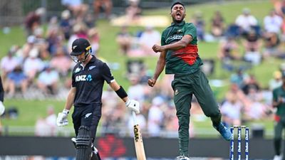 NZ vs BAN: न्यूजीलैंड की पूरी टीम तीसरे वनडे में 98 रन पर आउट, बांग्लादेशी गेंदबाजों ने कहर बरपा रचा इतिहास, 209 गेंद रहते हुए जीता मैच बांग्लादेश के गेंदबाज शोरफुल इस्लाम